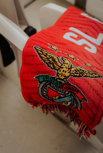Red scarf with benfica crest and fringe detail
